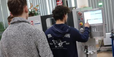Uczniowie będą się szkolić na turbinach i solarach. Zakupi je EcoGenerator