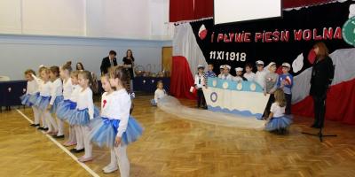 I płynie pieśń wolna…