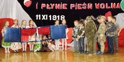 I płynie pieśń wolna…