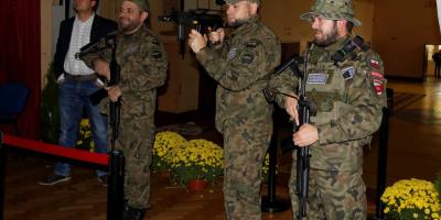 Pasowanie uczniów klas mundurowych w VII LO