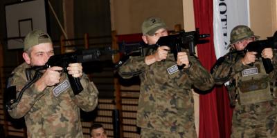 Pasowanie uczniów klas mundurowych w VII LO