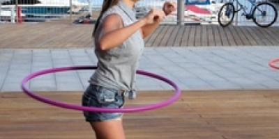 Jak się bawić to na całego. Hula-hoop na Bulwarach - reportaż