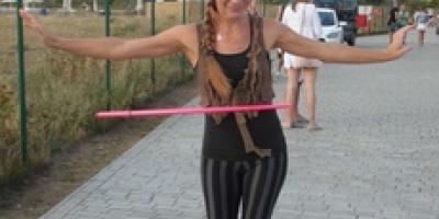 Jak się bawić to na całego. Hula-hoop na Bulwarach - reportaż