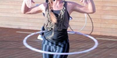 Jak się bawić to na całego. Hula-hoop na Bulwarach - reportaż