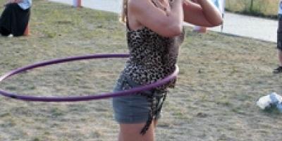 Jak się bawić to na całego. Hula-hoop na Bulwarach - reportaż