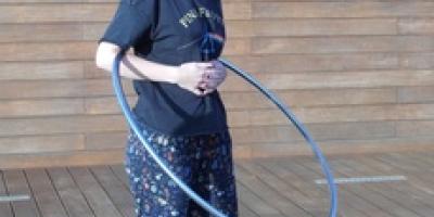 Jak się bawić to na całego. Hula-hoop na Bulwarach - reportaż