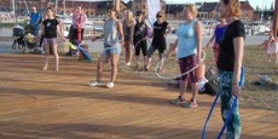 Jak się bawić to na całego. Hula-hoop na Bulwarach - reportaż