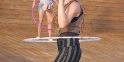 Jak się bawić to na całego. Hula-hoop na Bulwarach - reportaż