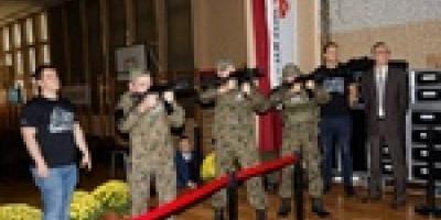 Pasowanie uczniów klas mundurowych w VII LO