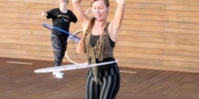 Jak się bawić to na całego. Hula-hoop na Bulwarach - reportaż