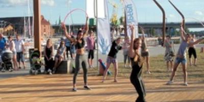 Jak się bawić to na całego. Hula-hoop na Bulwarach - reportaż