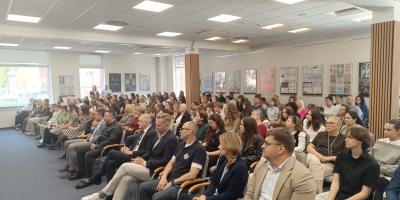 publiczność siedząca na sali