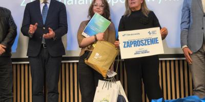 Laureaci konkursu stojący w rzędzie pod ścianą