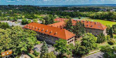 Zabytkowa szkoła przy Hożej przejdzie termomodernizację
