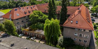 Zabytkowa szkoła przy Hożej przejdzie termomodernizację