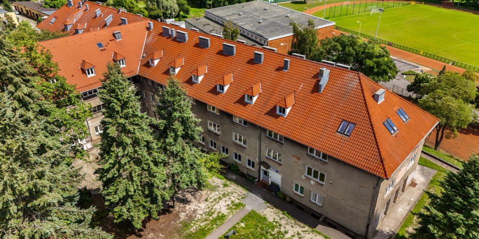 Zabytkowa szkoła przy Hożej przejdzie termomodernizację